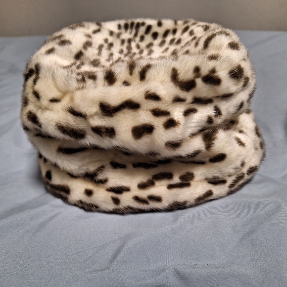 D&Y NY faux fur leopard print fur bucket hat. EUC. - Picture 1 of 3
